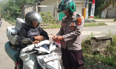 Polisi Tebar Semangat Nasionalisme Bagikan Bendera Merah Putih di Way Tuba