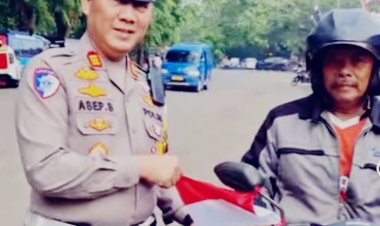 Satlantas Polres Subang Semarakkan HUT RI ke-80 dengan Bagi-Bagi Bendera Merah Putih