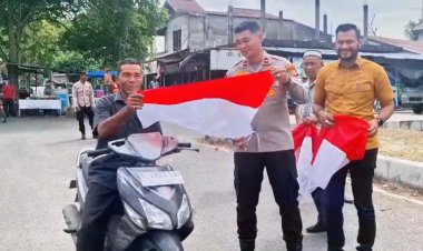 Semarakkan HUT RI ke-80, Forkopimcam Blang Bintang Bagikan Bendera Merah Putih kepada Pengguna Jalan