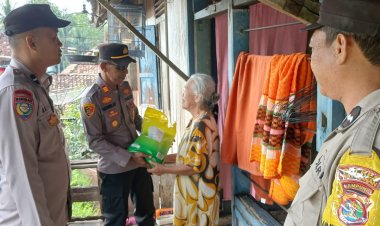 Aksi Jumat Berkah, Kapolres Way Kanan Salurkan Bansos Kepada Warga Kurang Mampu