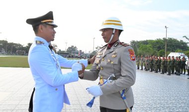 Momen Wakil Bupati Aceh Timur Saat Salami Komandan Upacara Usai Pimpin Penurunan Bendera HUT Ke 80 Kemerdekaan RI
