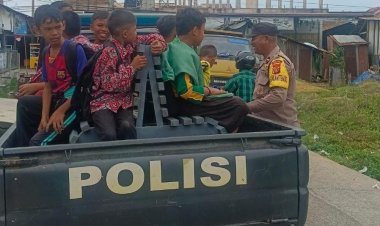 Bhabinkamtibmas Muara Dua Jadi Sahabat Anak Sekolah, Antar Pulang Pakai Mobil Patroli