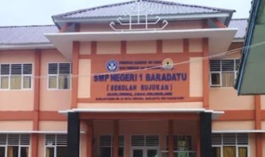 Ketua SMSI dan MOI minta agar diusut . Usut dugaan pungutan pembelian seragam sekolah Pramuka di SMP Negeri 1 Baradatu.