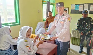 Kanitbinmas Monitoring Pemberian Makan Bergizi Gratis di SMAN 2 Buay Bahuga