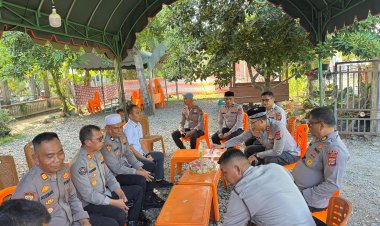 Suasana Haru, Kapolres Pidie Takziah ke Rumah Duka Almarhum Aiptu Mukhtar