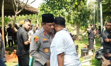 Hadiri Pemakaman, Kapolda Metro Jaya Sampaikan Bela Sungkawa Mendalam
