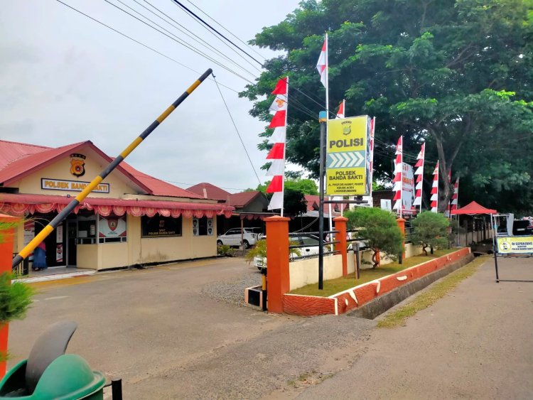 Semarak HUT RI ke-80, Polres Lhokseumawe dan Polsek Jajaran Hiasi Mako dengan Umbul-Umbul Merah Putih