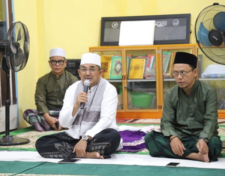 Safari Subuh di Masjid Al Muttaqin, Bupati Tanjab Barat Salurkan Bantuan dan Santunan untuk Masyarakat