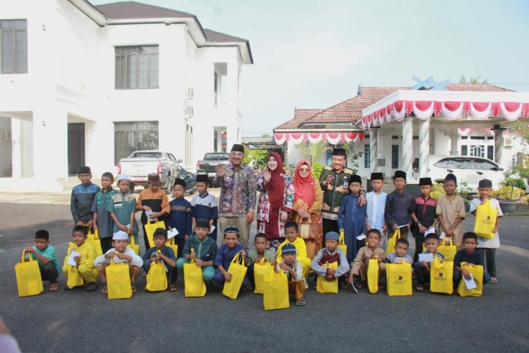 Bupati dan Ketua TP PKK Tanjab Barat Tinjau Sunatan Massal Serentak: Wujud Kepedulian di Momen HUT RI dan Hari Jadi Daerah