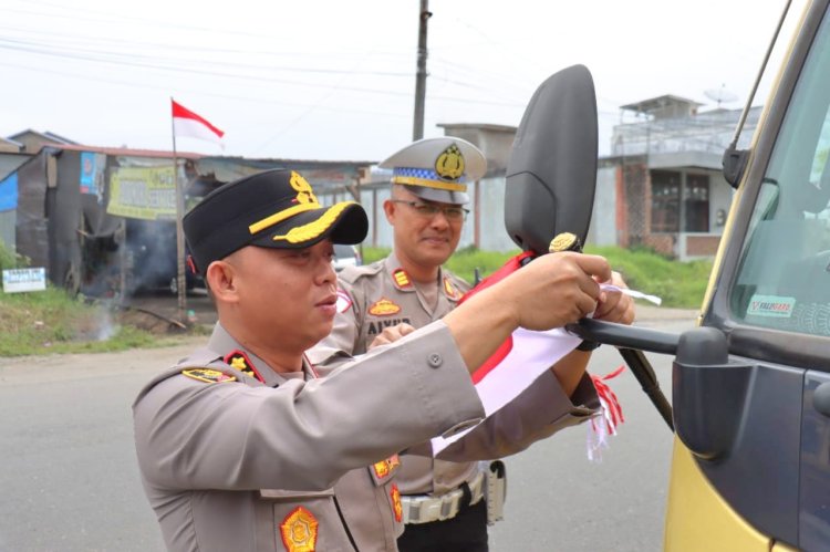 Bangkitkan Semangat Nasionalisme Jelang HUT RI ke-80, Kapolres Aceh Tengah Bagikan Bendera Merah Putih kepada Masyarakat