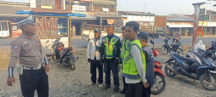 Binluh di Pasar Baradatu, Satlantas Polres Way Kanan Ajak Pengemudi Ojek Pakai Helm SNI