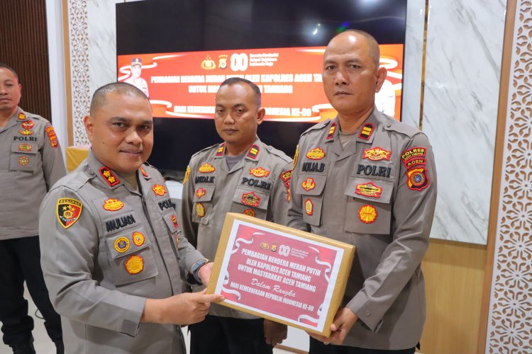 Kapolres Aceh Tamiang Bagikan Bendera Merah Putih sambut Hari Kemerdekaan RI Ke 80