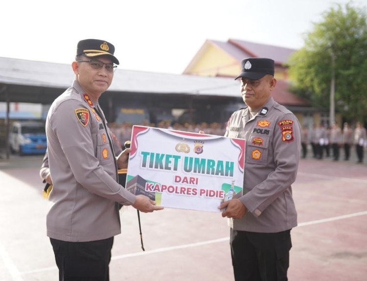 Kapolres Pidie Serahkan Penghargaan Kepada Personel Berprestasi, Satu Personel Raih Tiket Umrah
