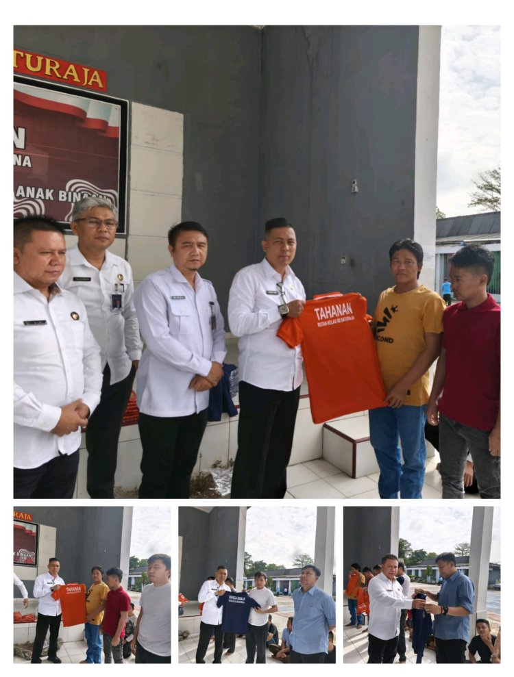 Kepala Rutan Baturaja Berikan Pengarahan Serta Bagikan Baju Kepada Warga Binaan