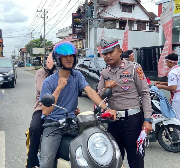 Satlantas Polres Lhokseumawe Bagikan 200 Bendera Merah Putih, Ajak Pengendara Tertib Berlalu Lintas Sambut HUT RI ke-80