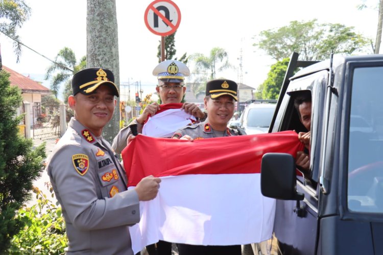 Polres Aceh Tengah dan Bhayangkari Bagikan Bendera Merah Putih Gratis Sambut HUT RI ke-80