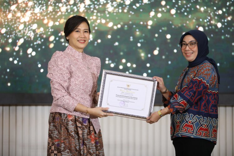 Bupati Ayu Asalasiyah Didampingi Kadis DP3APPKB Way Kanan Andi Oktaviandi Terima Penganugerahan Kabupaten Layak Anak