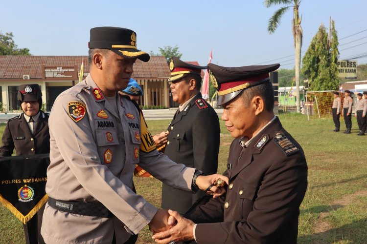 Kapolres Way Kanan Pimpin Penyerahan Jabatan dan Pelepasan Purna Tugas 2 Anggota Polri