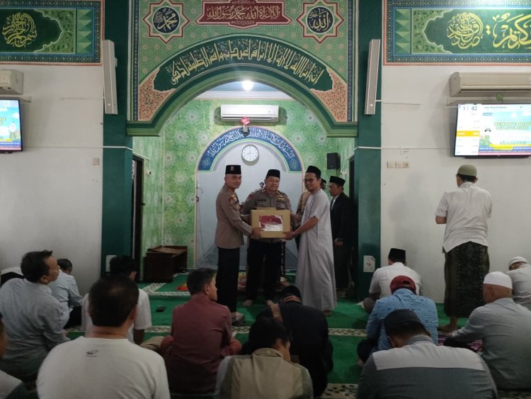 Kapolres Metro Bekasi Salurkan 25 Mushaf Al-Qur’an di Masjid Raya At-Tauhid