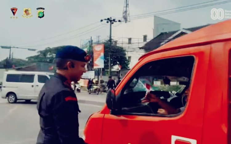 Batalyon D Pelopor Sat Brimob Polda Metro Jaya Bagikan 1000 Bendera Merah Putih di Bekasi