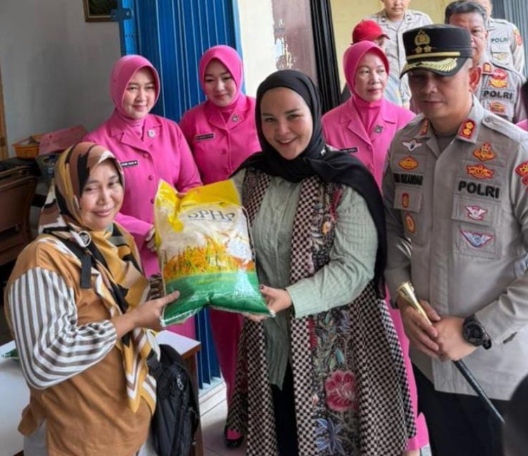 Polres Cirebon Kota dan Bulog Salurkan Beras Murah untuk Masyarakat