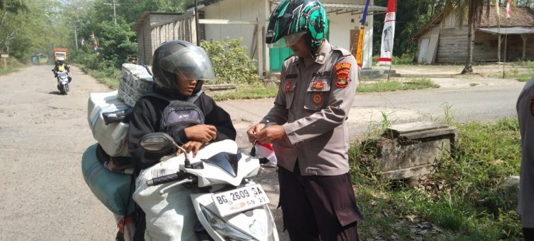 Polisi Tebar Semangat Nasionalisme Bagikan Bendera Merah Putih di Way Tuba