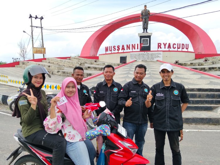 Sambut HUT RI ke 80 DPC Y-GANN Way Kanan Bagikan Bendera dan Stiker Edukasi anti narkoba 