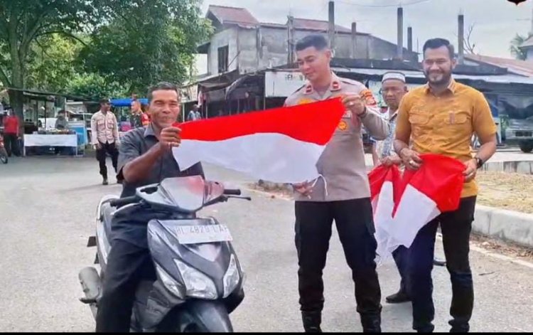 Semarakkan HUT RI ke-80, Forkopimcam Blang Bintang Bagikan Bendera Merah Putih kepada Pengguna Jalan