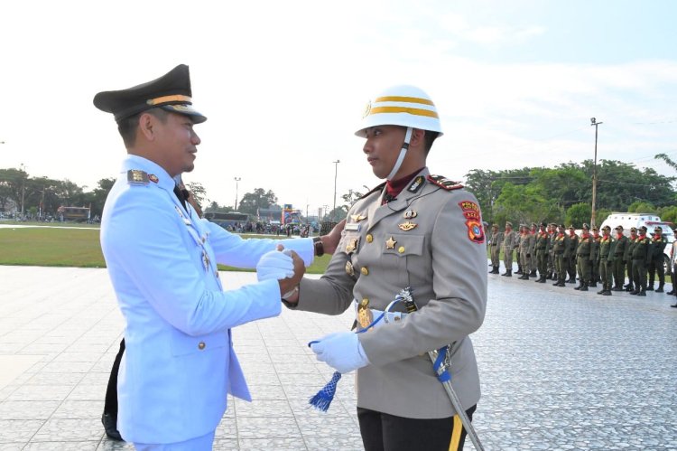 Momen Wakil Bupati Aceh Timur Saat Salami Komandan Upacara Usai Pimpin Penurunan Bendera HUT Ke 80 Kemerdekaan RI