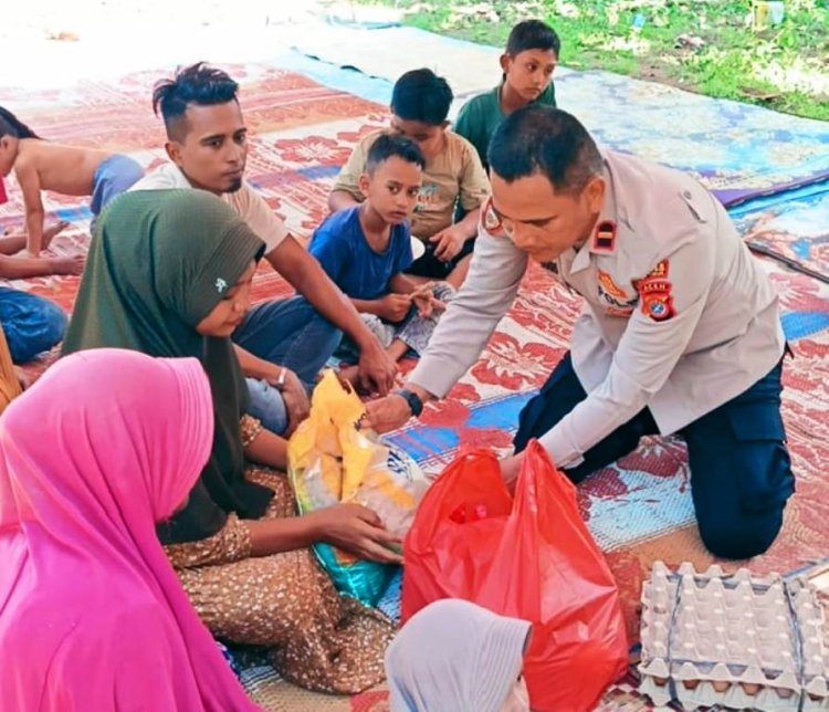 Kapolsek Pantee Bidari Serahkan Bantuan Kepada Keluarga Korban Yang Meninggal Dunia Tersengat Kabel Listrik