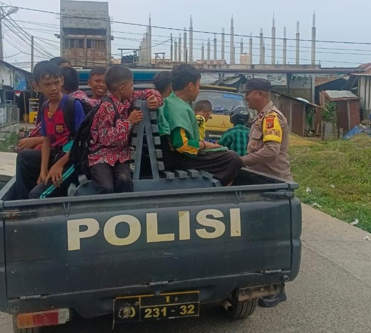 Bhabinkamtibmas Muara Dua Jadi Sahabat Anak Sekolah, Antar Pulang Pakai Mobil Patroli