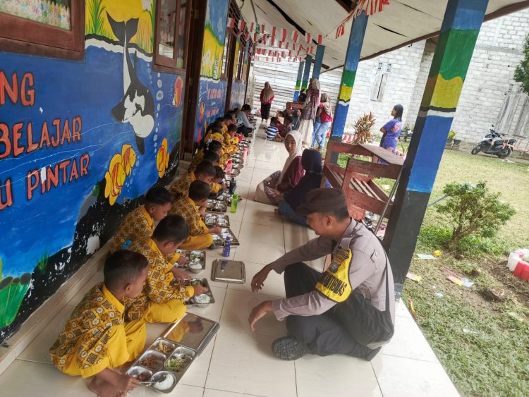 Kapolsek Monitoring Pembagian MBG Kepada Pelajar di Negeri Besar