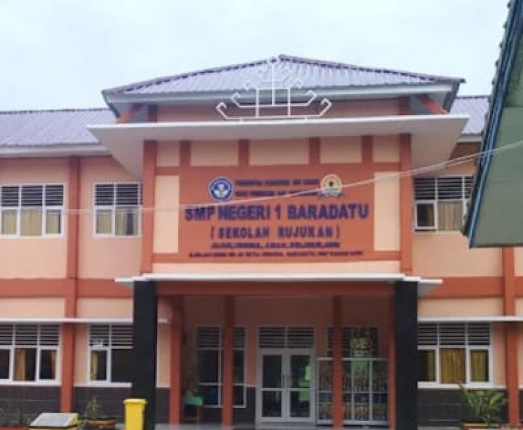 Ketua SMSI dan MOI minta agar diusut . Usut dugaan pungutan pembelian seragam sekolah Pramuka di SMP Negeri 1 Baradatu.