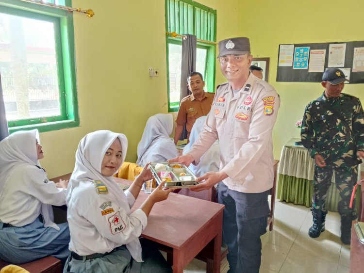 Kanitbinmas Monitoring Pemberian Makan Bergizi Gratis di SMAN 2 Buay Bahuga   