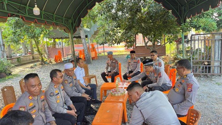 Suasana Haru, Kapolres Pidie Takziah ke Rumah Duka Almarhum Aiptu Mukhtar