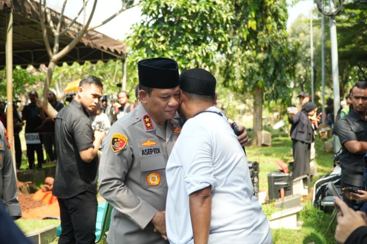 Hadiri Pemakaman, Kapolda Metro Jaya Sampaikan Bela Sungkawa Mendalam