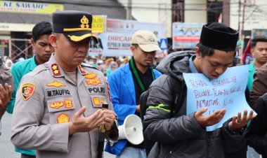Kapolres Aceh Tengah Bersama Mahasiswa Isi Unjuk Rasa Damai dengan Shalat Hajat dan Doa