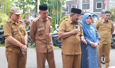 Bupati Anwar Sadat dan Ketua TP-PKK Salurkan KKS dan Bantuan Sembako untuk Warga Tanjab Barat