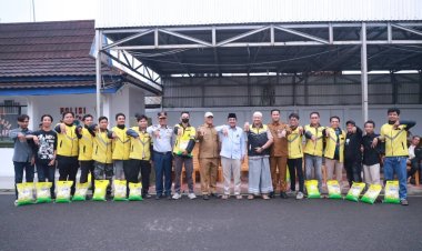 Bupati Anwar Sadat Salurkan Bansos bagi Abang Becak, Ojol, dan Tukang Gerobak di Hari Perumahan Nasional