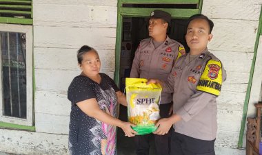 Polri Untuk Masyarakat, Kapolres Salurkan Bansos Kepada 30 Warga di Baradatu