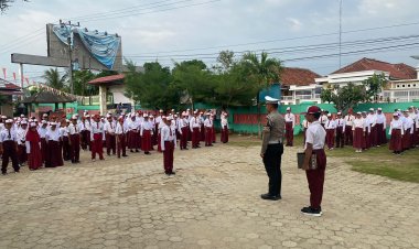 Polantas Menyapa, KasatLantas dan Anggota Sambangi Sekolah Menjadi Pembina Upacara