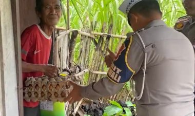 Jumat Berkah, Satlantas Polres Way Kanan Berbagi Sembako Kepada Warga di Umpu Semenguk