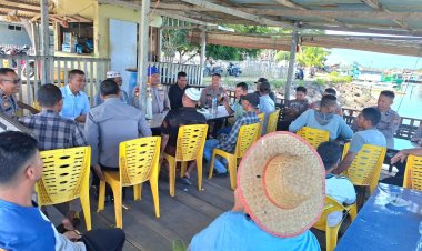 Kasat Polairud Polres Aceh Timur Ngopi Bareng Dengan Panglima Laut dan Nelayan