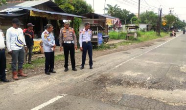 Kasatlantas Polres Aceh Timur Dampingi Dinas PUPR Balai Jalan Provinsi Perbaiki Jalan Berlubang