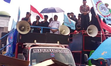 Sholawat: Buruh dan Polisi Gelar Doa Bersama di Tengah Penyampaian Pendapat