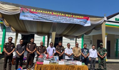 Kejari Way Kanan Musnahkan Barang Bukti Belasan Perkara
