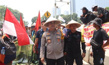 Peringati Hari Tani Nasional, Polisi Potong Tumpeng Bersama Massa Aksi di Jl. Merdeka Selatan Jakarta Pusat