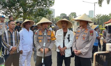 Peringati Hari Tani Nasioal, Polisi dan Petani Potong Tumpeng di DPR