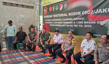 TNI dan Polri Berbagi 150 Paket Sembako untuk Korban Kebakaran di Semper Timur