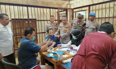Kapolres Aceh Tengah Tinjau Pemeriksaan Kesehatan Tahanan: Ajak Tingkatkan Iman dan Jaga Kesehatan